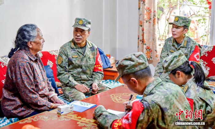 腾讯分分彩：（辉煌60载 魅力新西藏）跨越七十载的承诺：军医入户守护西藏十八军老军人遗属健康