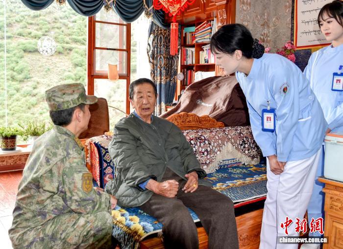 腾讯分分彩：（辉煌60载 魅力新西藏）跨越七十载的承诺：军医入户守护西藏十八军老军人遗属健康